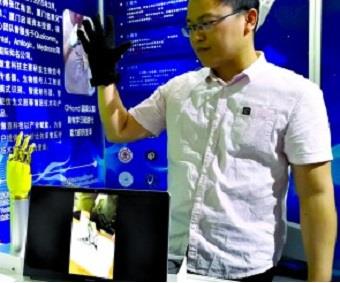 探营2019年全国双创周上海主题展示 机械手智能眼都是人类的好帮手